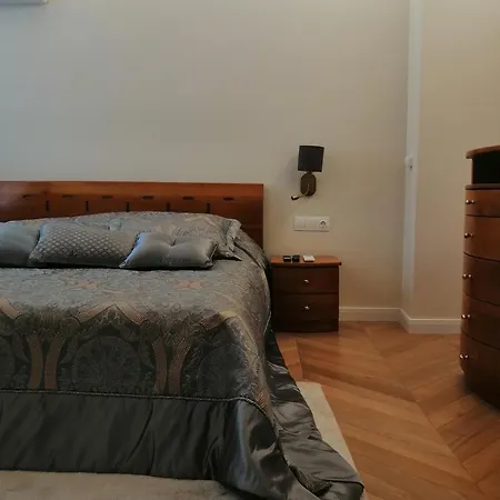 Victoria- две спални делукс до морската градина и центъра * Burgasz