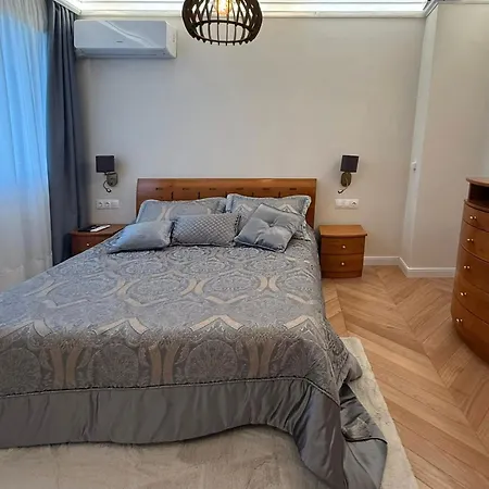 Apartamento на 2 мин от плажа!victoria- две спални делукс до морската градина и центъра *